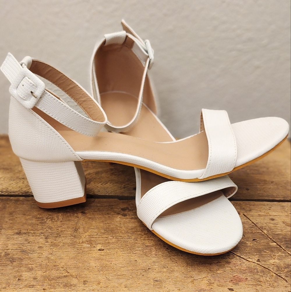 NWOT White Block Heel Sandal sz 9